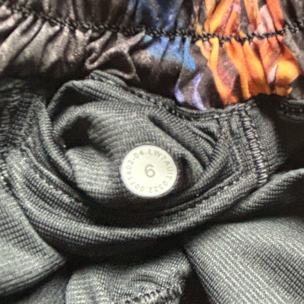 Lululemon Dark Floral Running Shorts Built-In Liner Zip Pocket Size 6 - Picture 5 of 5